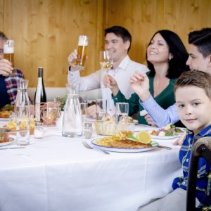 Familie isst im Restaurant in Landeck im Hotel Schrofenstein ein gemeinsames Abendessen