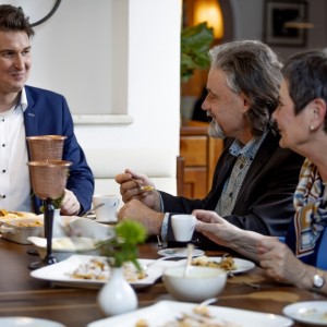 Familie isst im Restaurant in Landeck einen Kaiserschmarrn
