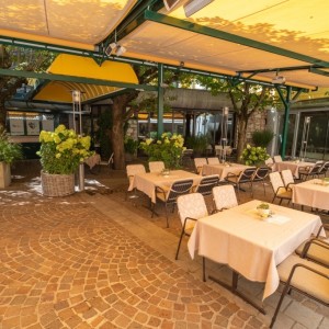 Gastgarten des Restaurants im Hotel Schrofenstein in Landeck