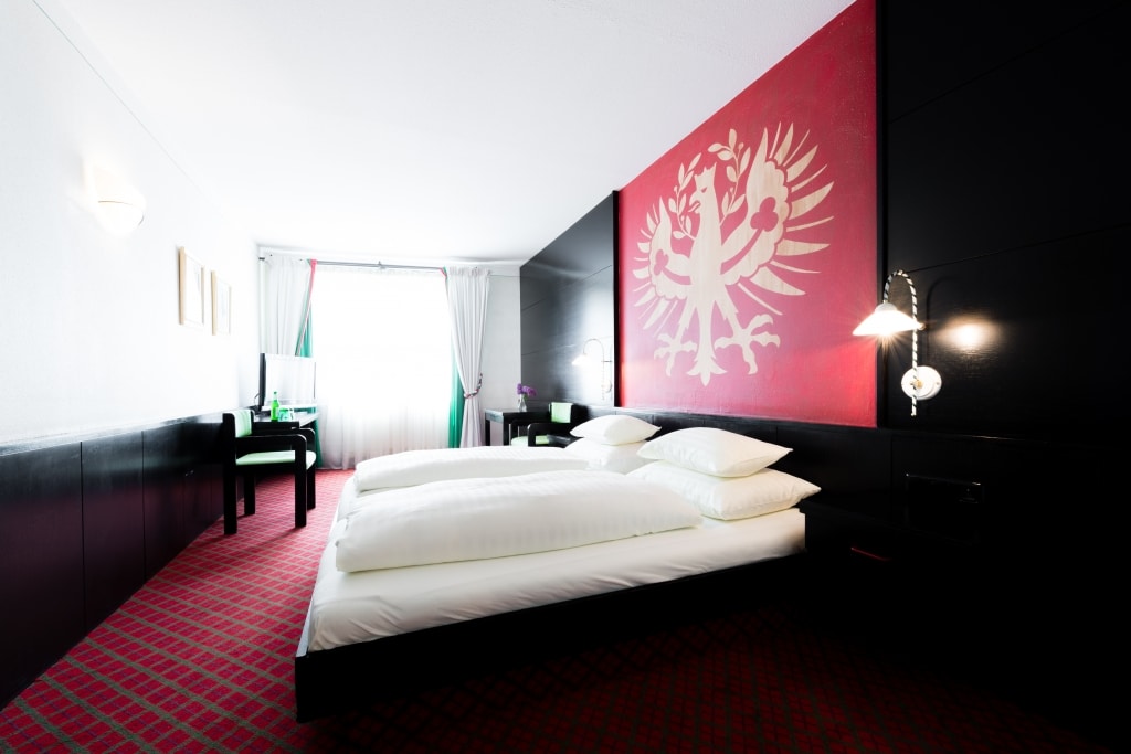 Im Hotel Schrofenstein in Landeck finden sich Doppelzimmer, die sich ideal für Paare und Geschäftsreisende mit etwas mehr Platzanspruch eignen.