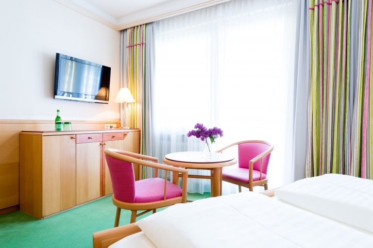 Im Landecker Hotel Schrofenstein finden sich Doppelzimmer Neu, die sich ideal für Paare mit etwas mehr Platzanspruch und Kleinfamilien eignen.