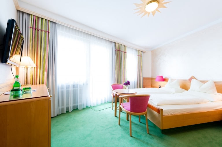 Die Doppelzimmer Neu im Hotel Schrofenstein in Landeck eignen sich ideal für Paare mit etwas mehr Platzanspruch und Kleinfamilien.