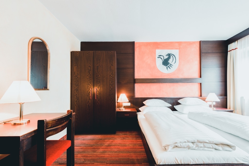 Im Hotel Schrofenstein in Landeck finden sich viele Economy Doppelzimmer, die sich ideal für Allein- und Geschäftsreisende eignen.