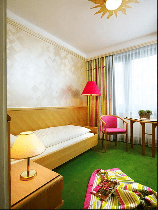 Schrofenstein_Gebaeude_Raeumlichkeiten_Zimmer_EconomyZimmer_Einzelbett