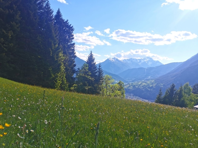 Genießen Sie die Aussicht von den Bergen des Tiroler Oberlandes