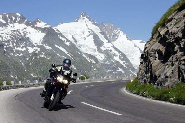 Motoradfahrer auf einer Passstraße im Tiroler Oberland