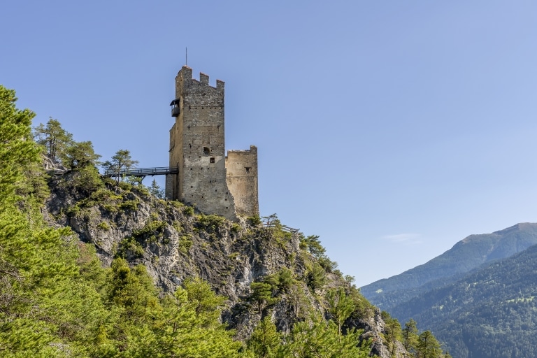 Die Burgruine Schrofenstein ist Namensgeber des Hotel Schrofenstein in Landeck in Tirol