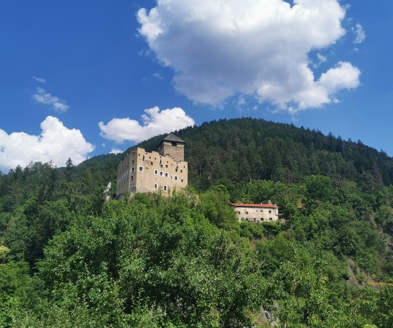 Ihr nächster Ausflug im Tiroler Oberland könnte Sie auch ins Schloss Landeck führen