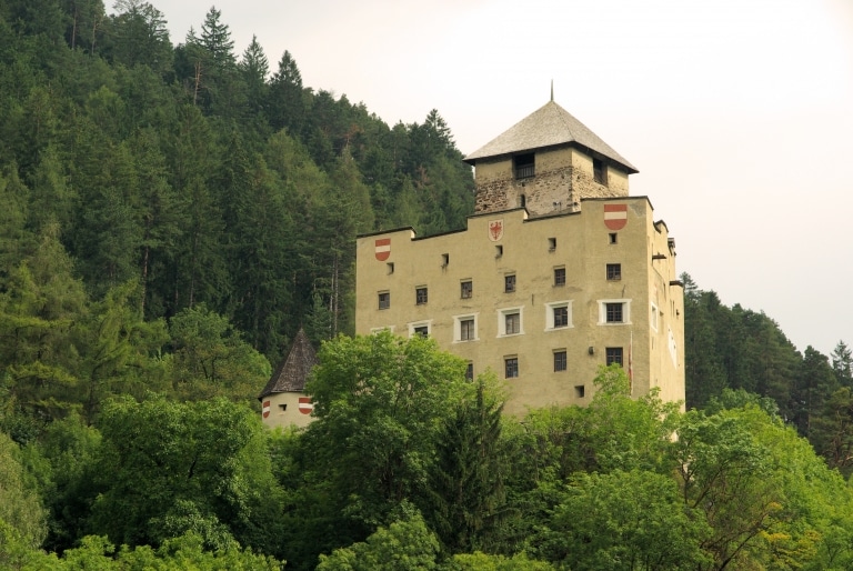 Besuchen Sie Schloss Landeck im Tiroler Oberland