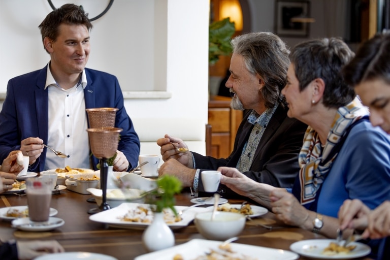 Eine Familie genießt im Restaurant im Hotel Schrofenstein in Landeck einen klassischen Kaiserschmarrn