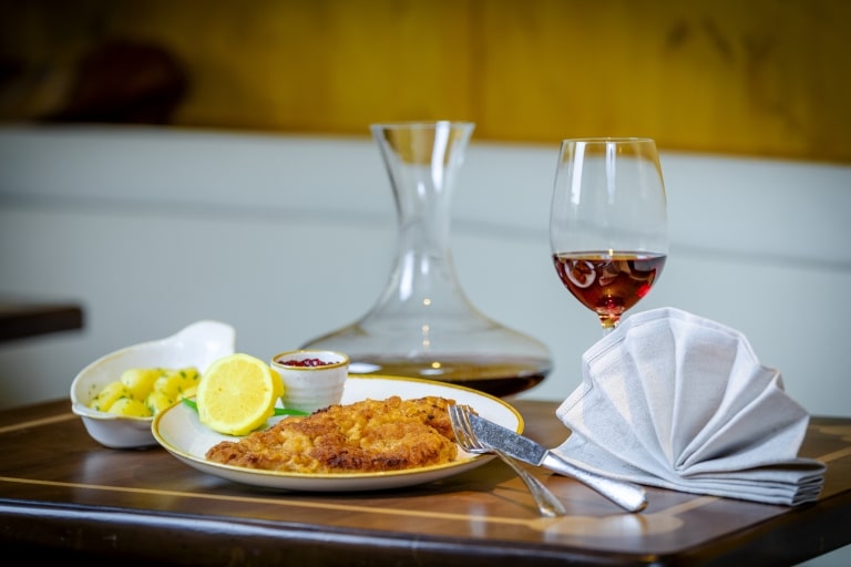 Wiener Schnitzel vom heimischen Kalb mit Petersilerdäpfel und Preiselbeeren im Landecker Restaurant im Hotel Schrofenstein