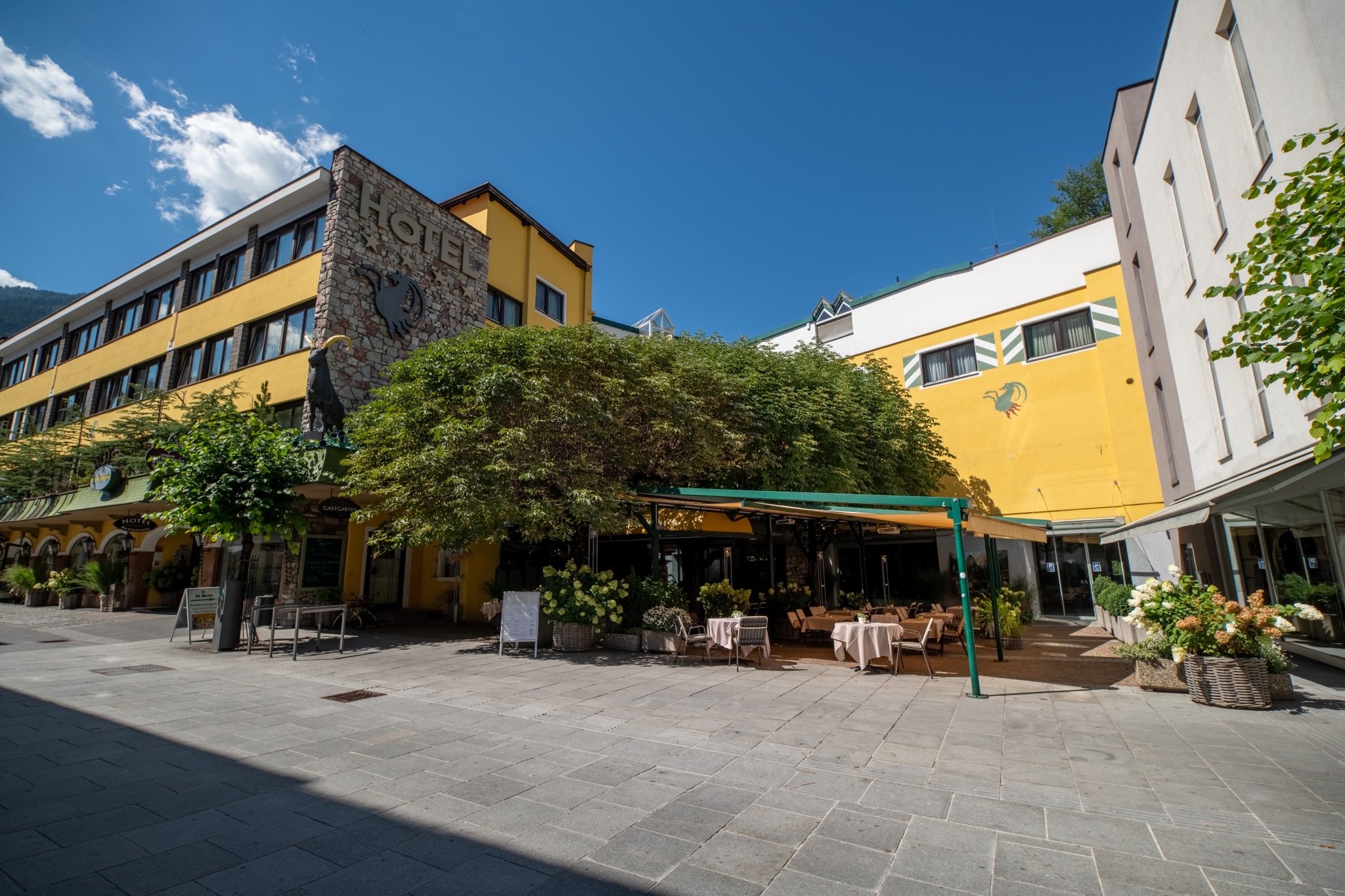 Außenansicht des Hotel Schrofenstein in Landeck im Sommer