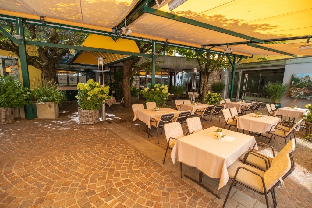 Der Gastgarten des Restaurants im Schrofenstein in Landeck, Tirol