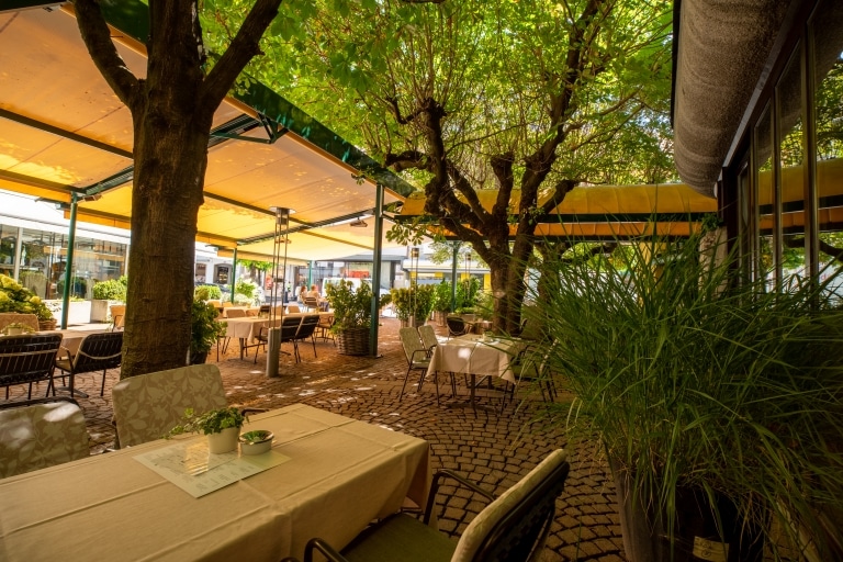 Der Gastgarten des Restaurants im Schrofenstein in Landeck, Tirol