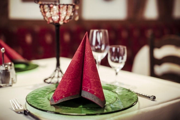 Das traditionelle Ambiente im Hotel Schrofenstein ist ideal für Ihre Weihnachtsfeier in Tirol.