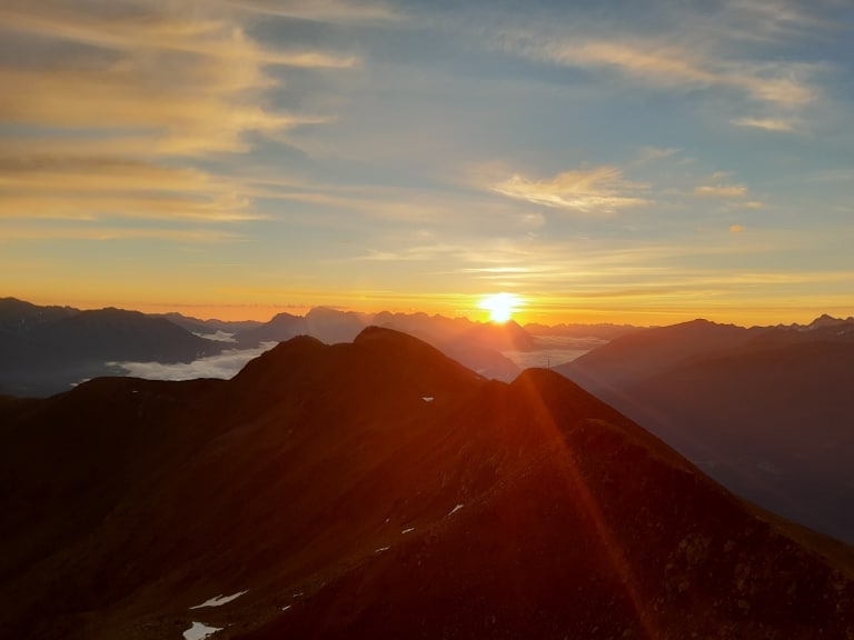 Genießen Sie einen Sonnenaufgang auf dem Hausberg Venet von Landeck in Tirol
