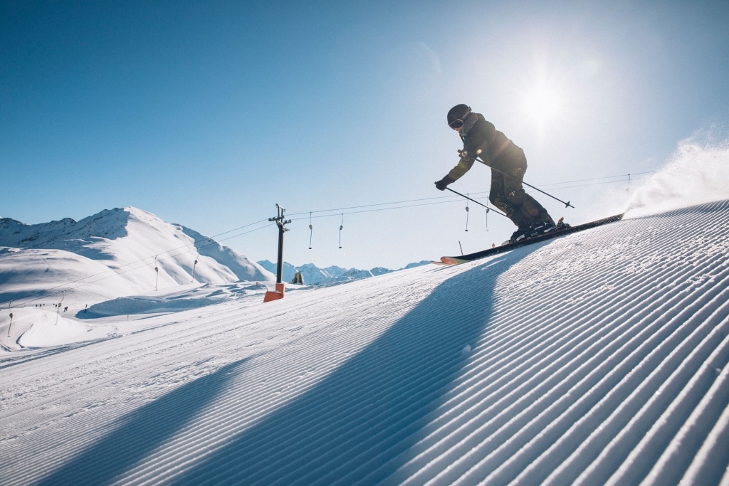 Skifahren in den Skigebieten rund um Landeck sorgt für Abwechslung