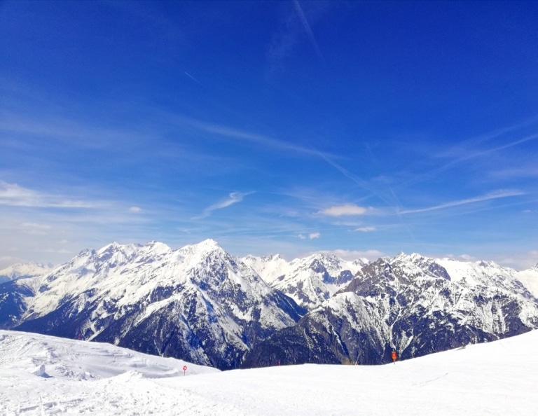 Genießen Sie die Aussicht auf die Winterlandschaft Dawin Gratli