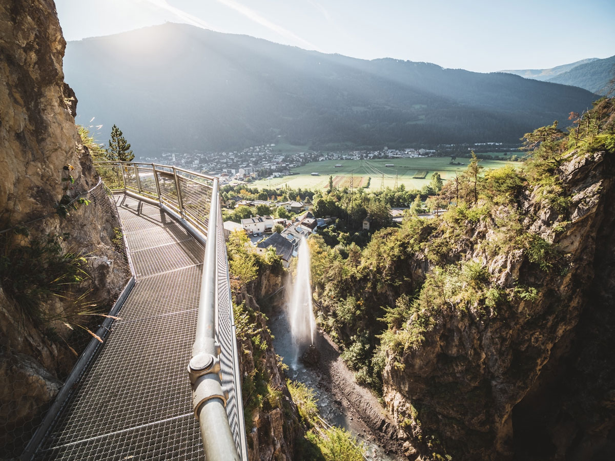 Die Aussicht aus der Zammer Lochputzklamm ist einen Besuch im Tiroler Oberland wert