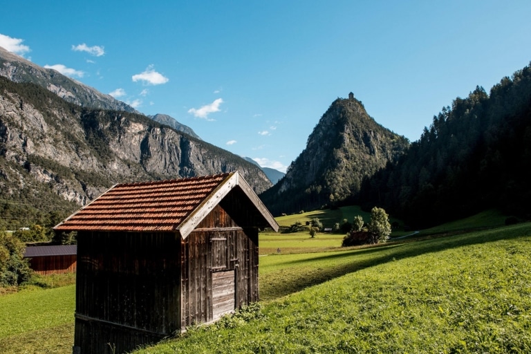 Blick auf die Ruine Kronburg, die auf einem Felsen über der saftig grünen Landschaft ragt