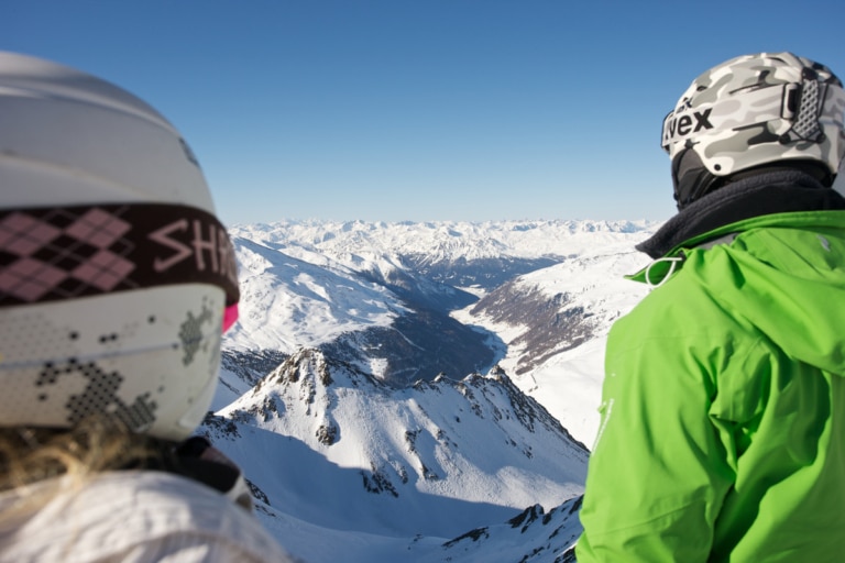 Skifahrer blicken auf den Kaunertaler Gletscher