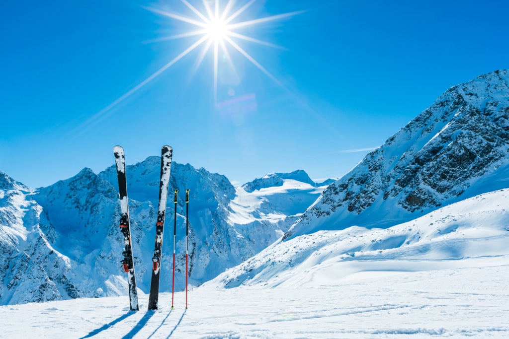 Ski und Skistöcke stecken im Schnee