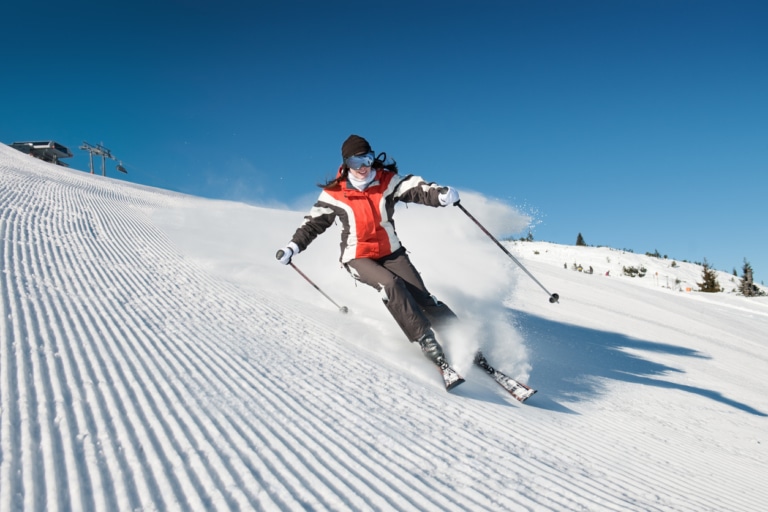 Skifahrerin auf frisch präparierter Piste