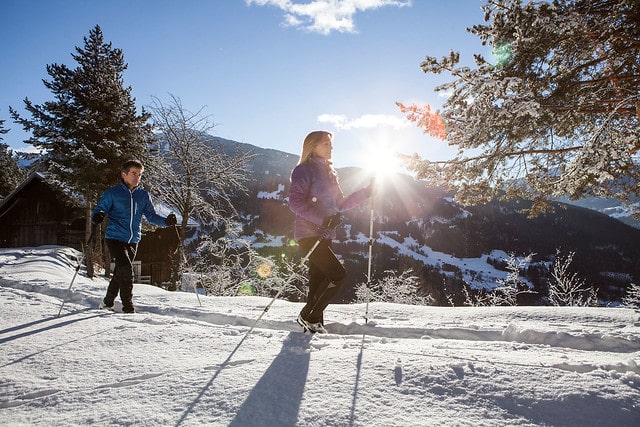 Mann und Frau beim Winterwandern