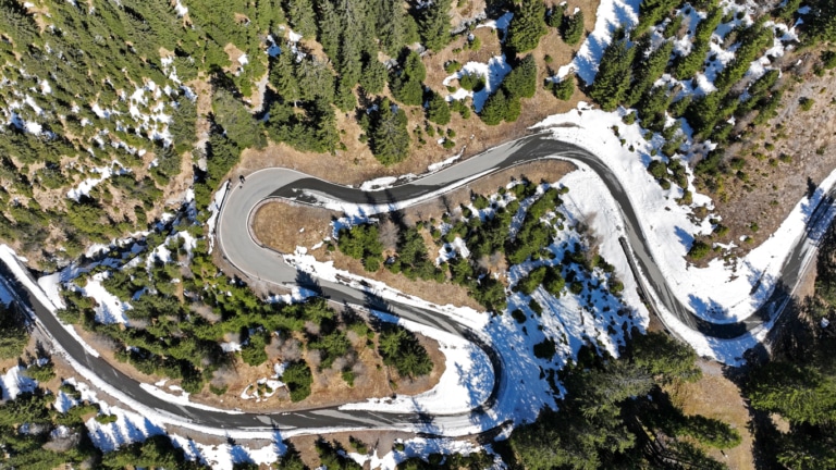 Luftaufnahme der Hahntennjoch-Straße in Tirol