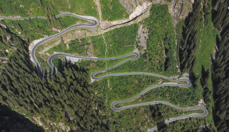 Panoramaaufnahme der Silvretta Hochalpenstraße, einem Klassiker unter den Motorradstrecken in Tirol