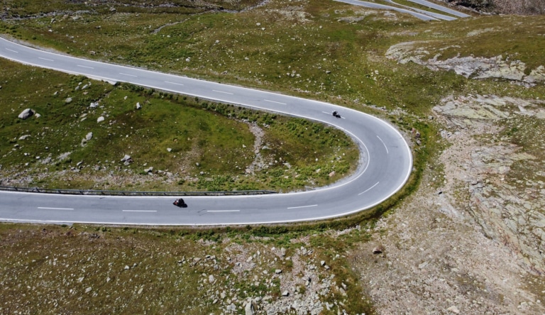 Motorräder nehmen eine enge Kurve auf der Timmelsjoch Hochalpenstraße in Tirol