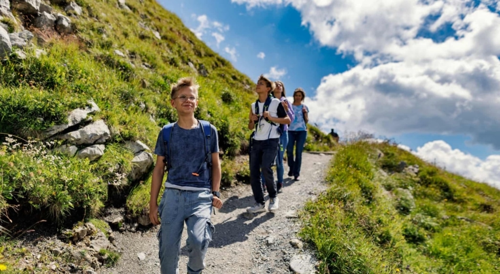 Familie beim Wandern in Landeck