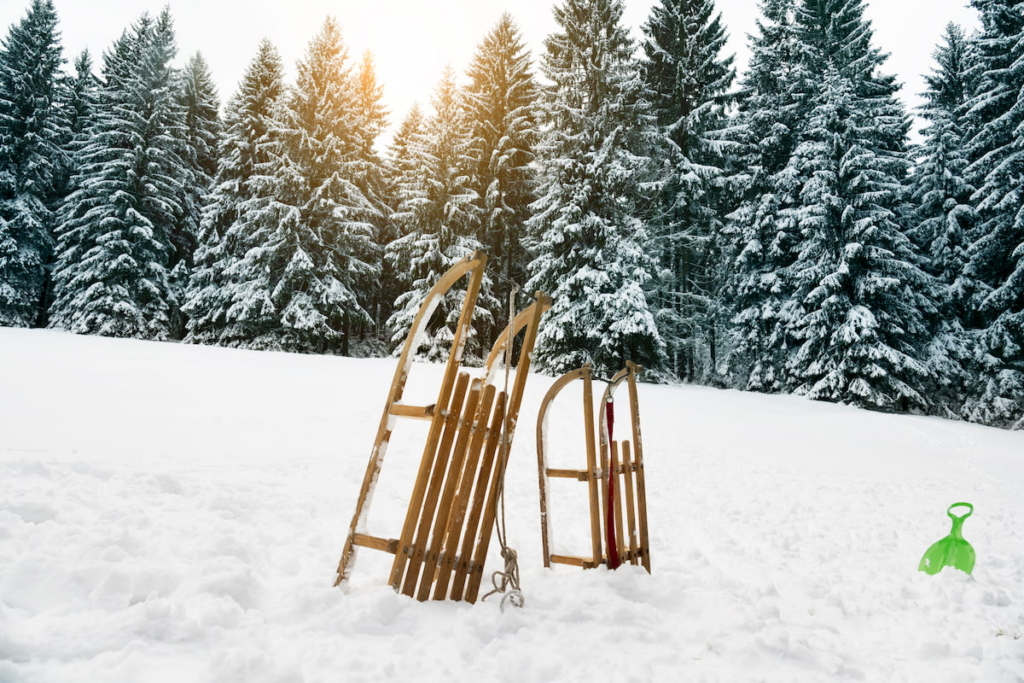 Zwei Rodeln stecken im Schnee